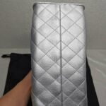 Chanel 25 Small Handbag Metallic Grained And Gold Tone Metal Silver 26Cm AS5293 B20405 NZV67 - Image 4